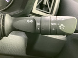 操作しやすいレバーデザインで、安全な車線変更をサポート。視認性の高いインジケーターも装備しています。