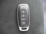 プロパイロットリモートパーキング 車外からリモートパーキング用インテリジェントキーを用いて車両の前進および後退を行い駐車操作を支援します。