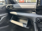 運転席からも手が届いて、出し入れがしやすい使い勝手の良い収納ボックスです。
