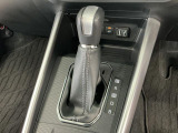 【シーケンシャルシフト】シフトノブをアップ/ダウンさせ、マニュアル間隔のシフトチェンジで運転する楽しさが味わえます♪