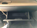 よく使うものが手を伸ばせばすぐ届く、機能面で充実した収納。