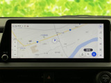 鮮明な地図表示で、スムーズなルート案内をサポート。交通情報も確認でき、安心ドライブを後押しします。