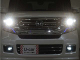 HIDヘッドライト(オートライト機能付)が搭載されており、遠くまで明るく照らし、夜間の道路等での安心感が向上しております。