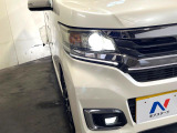 【LEDヘッドライト】悪天候や夜間走行時も良好な視界を確保し安心して運転できる高輝度LEDヘッドライトを装備!点灯速度が早く、消費電力も抑えられています。