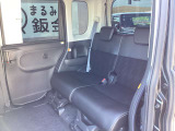 2列目シートです。目立つ染みや汚れもなく、チャイルドシートを使用したへこみや傷などもございません。