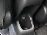 電源ソケットは後席用にも装備されています。長時間のドライブも安心です。
