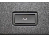 電動パワーテールゲート付です。手がふさがっている時は車両下部に足を入れると自動的に開きます。また、スイッチ長押しでお好きな位置で止まるよう設定可能です。