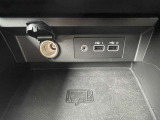 ワイヤレスチャージャー付でスマートフォンの充電が可能です(対応機種を確認してください)