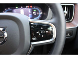 ステアリングの右側スイッチでは、オーディオのボリューム操作や車両の燃費情報を確認できます。