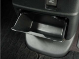 ◆センターロアボックス◆インパネ中央の下部には、ごみ箱としても使用する事ができるセンターロアボックスを装備しております。