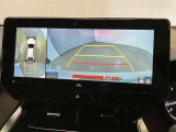 【パノラミックビューモニター】映像で、見づらい車両周辺の確認をアシスト。クルマを真上から見ているような映像を表示。 運転席から確認しにくい車両周囲の状況を把握。