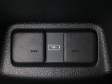 アームレストの後ろ側には、リア席用の充電可能なUSB端子が2個ついています。移動中に充電もできるので便利です。