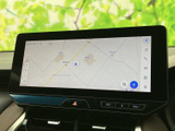 高精細な地図画面で、スムーズなルート検索が可能です。最新の交通情報を確認しながら、安全運転を心がけましょう。
