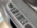 【電動格納ミラー】サイドミラーは電動格納式となっており、狭い駐車場でもキズがつくリスクを抑えられます。