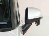 便利な電動格納ドアミラー付きです。