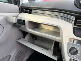 グローブボックスです!車内の収納力もある車です!