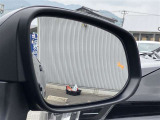 隣車線を走る車両をレーダーで検知し、ドアミラーでは確認しにくい後側方エリアに存在する車両に加え、急接近してくる車両も検知します。車両を検知するとドアミラーに搭載されたLEDインジケーターが点灯します。