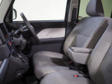 運転席にはアームレストが備わっています。