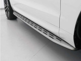 高級感あふれるスタイリッシュなランニングボードを装備しています。車両のパワフルな印象を引き立てながら、車両の乗り降りやルーフへの荷物の積載時に足を載せられる一体型のボードです。