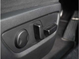 【パワーシート】スイッチ一つで簡単にシートの微調整が可能。電動だから力もいりません。自分に最適なシートポジションにセットして、快適なドライブをお楽しみください。