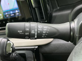 操作しやすいウインカーレバーで、安全な車内での運転をサポート。視認性の高い表示で、誤操作を防ぎます。