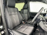 高いホールド性で運転姿勢が安定します。長距離ドライブでも疲れにくいのが魅力です。快適なドライビングライフをお送りください♪