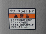 最も気になる室内は、特にこだわってクリーニングしております。マットやシートだけではなく、エアコンの吹き出し口やドアノブの隙間など、様々なブラシや道具を使い分けて、隅々までクリーニングしております。