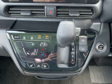 「オートエアコン」付き一年中快適な室内を提供!車内温度を設定すると、風量を自動で調節してくれます。さらに前席シートヒーターつき(^^)/