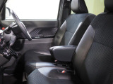 運転席にはアームレストが備わっています。