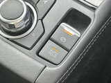 【ブレーキホールド】ブレーキを制御して車両の停車状態を保持する機能です。アクセルを踏んで発進するとブレーキが解除されます。信号待ちなどの停車中はブレーキペダルから足を離せるので疲労が軽減できますね♪