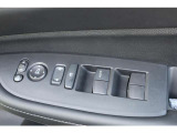 【運転席内ドア 】ミラー操作やウィンドウ開閉スイッチはドライバー目線で配置され、快適な操作性を実現!