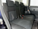 後部座席も当然、綺麗・清潔に仕上げております。内装の綺麗なお車は気持ちが良いですし、コンディションのいい車が多いです。
