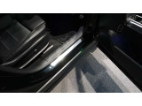 メルセデスジャパンが定めるサーティファイドカー(認定中古車)として登録を致しますので、納車時にはタイヤやバッテリー等も規定以下の数値であれば、整備代金を頂かず、無償で交換となります。ご安心下さい。