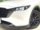 【LEDヘッドライト】悪天候や夜間走行時も良好な視界を確保し安心して運転できる高輝度LEDヘッドライトを装備!点灯速度が早く、消費電力も抑えられています。