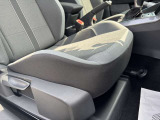 乗り降りの際に傷が付きやすい運転席シート下部も掲載。目立つ大きな傷は確認できず、状態をご確認いただけます。