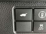 テールゲートが電動で開閉でき、荷物などで両手がふさがっているときなど便利に使えます