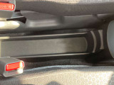 運転席と助手席間には小物を置いておくのにとっても便利なトレーついていますよ☆