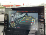 パノラミックビューモニター付きです。車両を上から見たような映像をディスプレイオーディオ画面に表示。運転席からの目視だけでは見にくい、車両周辺の状況をリアルタイムでしっかり確認できます。