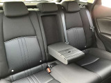 シート幅に余裕があり、立体的な形状の座面がカーブ時にもしっかり体を支え、またヘッドクリアランスも余裕があり、リヤガラスも広めで視界の高さも合わさり閉塞感がなく長時間ドライブでも快適に過ごせます。