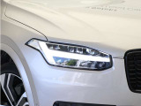 ひときわ印象的なT字型のLEDヘッドライトは、新世代のボルボを象徴するユニークなアイコンとなっています。LEDデイタイム・ランニング・ライトやポジションライト、ウインカーの役割も果たします。