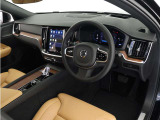 インストルメントパネルは僅かに運転席側へと傾けられているほか、余計なスイッチ類を可能な限り排し、運転に集中しやすい環境を造り出しています。