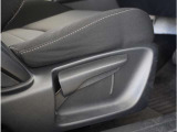 【運転席シートリフター】運転席シートリフターで座面を上下に上げ下げできます。運転しても疲れにくい姿勢に調整できます。