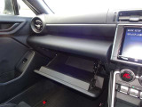 車検証入れとしても大助かりの助手席グローブボックスです。