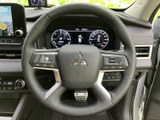 握りやすいステアリングホイール。操作しやすいスイッチ類を搭載し、運転中の操作をスムーズに行えます。快適なドライビングをサポートするデザインです。