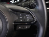 【マツダ・レーダー・クルーズ・コントロール】センサーが前方車を検知し、運転者がアクセルペダルやブレーキペダルを踏まなくても、設定した速度での走行や、前方車との車間距離を一定に保つ追従走行ができます。