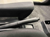 サイドブレーキはオーソドックスな引き揚げタイプ