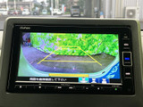安全運転をサポートするバックカメラ表示機能付き。後退時の視界を広げ、駐車をより安全かつスムーズに行えます。