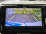 バックカメラ映像を鮮明に表示。安全確認をサポートし、駐車時の不安を軽減します。後退時の視界を広げ、安心して運転できます。