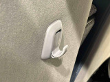 運転席&助手席の背面についたユーティリティフックには荷物がサッと掛けられます。