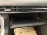 【グローボックス】助手席の前にあるグローボックスです。小物の収納に便利です。